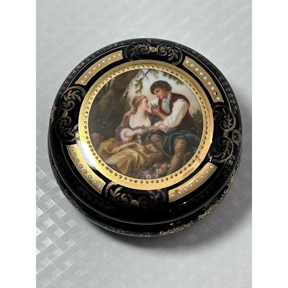 Czechoslovakia‎ Trinket Dish With Cover